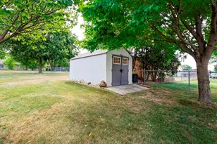 401 Oak Ridge Ct, Fort Atkinson, WI 53538 - Photo 9