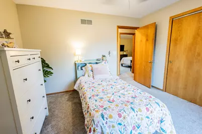 W226N2555  Oakwood Ln, Pewaukee, WI 53186 - Photo 15