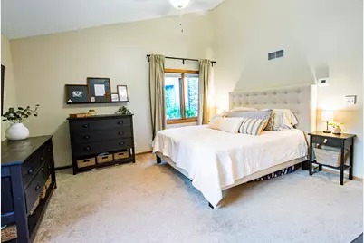 W226N2555  Oakwood Ln, Pewaukee, WI 53186 - Photo 11