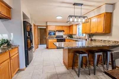 W226N2555  Oakwood Ln, Pewaukee, WI 53186 - Photo 5