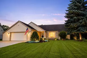 W226N2555 Oakwood Ln, Pewaukee, WI 53186 - Photo 1