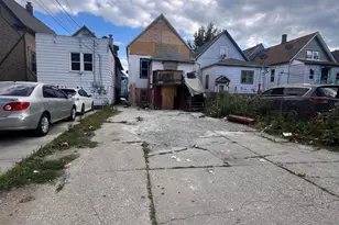 2412 W Maple St, Milwaukee, WI 53204 - Photo 3