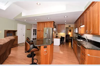 6600 N Braeburn Ln, Glendale, WI 53209 - Photo 7