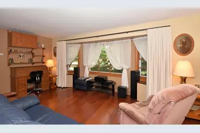6600 N Braeburn Ln, Glendale, WI 53209 - Photo 9