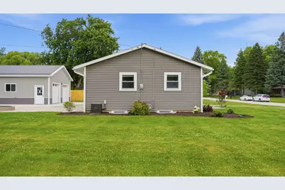 10579 S Barton Rd, Oak Creek, WI 53154 - Photo 41