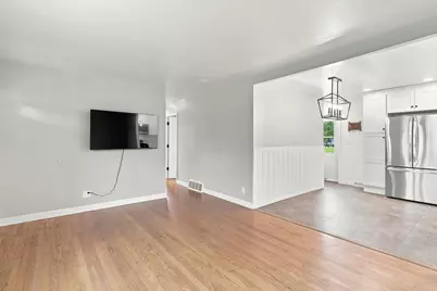 10579 S Barton Rd, Oak Creek, WI 53154 - Photo 5