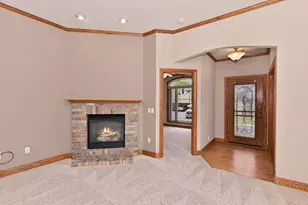 124 Meehan Cir, West Bend, WI 53095 - Photo 5