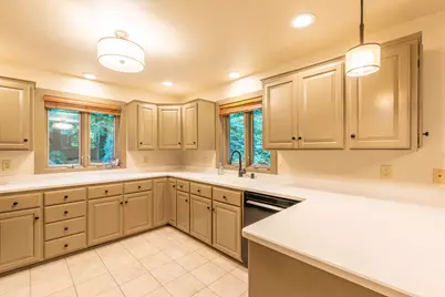 321  Kettle Ct, Slinger, WI 53086 - Photo 5