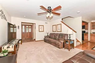 7436 W Tuckaway Creek Dr, Franklin, WI 53132 - Photo 5