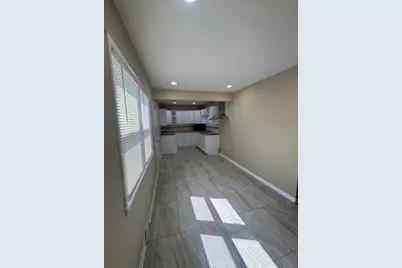 5525 N Long Island Dr, Milwaukee, WI 53209 - Photo 9