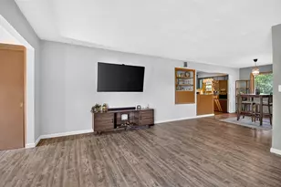 586 Oak St, Burlington, WI 53105 - Photo 5
