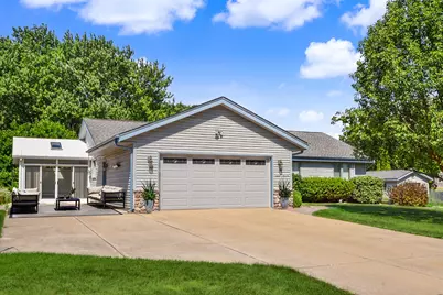 W236N7179  Meadow Ln, Sussex, WI 53089 - Photo 1