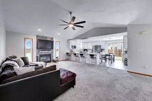 528 Valencia Dr, Delavan, WI 53115 - Photo 5