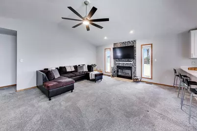 528  Valencia Dr, Delavan, WI 53115 - Photo 3
