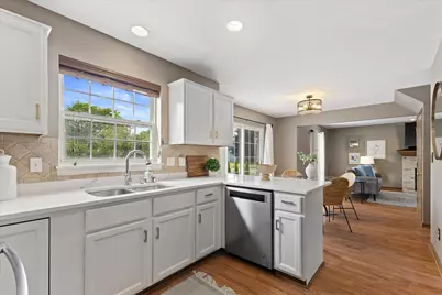 424  North Shore Ct, Pewaukee, WI 53072 - Photo 5