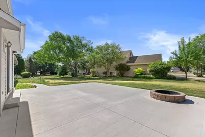 424  North Shore Ct, Pewaukee, WI 53072 - Photo 33