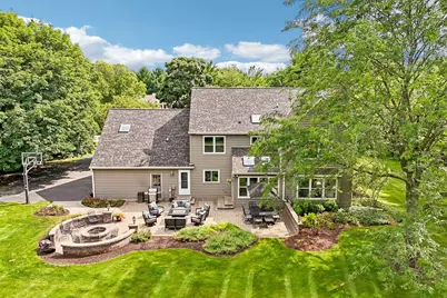 237  Hickory Dr, Delafield, WI 53018 - Photo 5