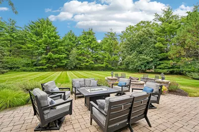 237  Hickory Dr, Delafield, WI 53018 - Photo 11