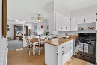 9219 W Green View Ct, Milwaukee, WI 53224 - Photo 7