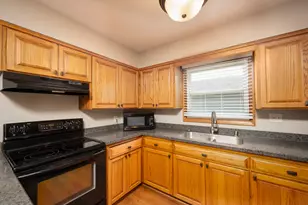 7601 S Manor Ave, Oak Creek, WI 53154 - Photo 9