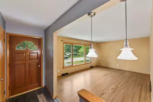 1020 Lilac Ln, Pewaukee, WI 53072 - Photo 9