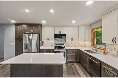 1020  Lilac Ln, Pewaukee, WI 53072 - Photo 3