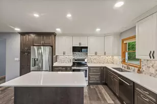 1020 Lilac Ln, Pewaukee, WI 53072 - Photo 3