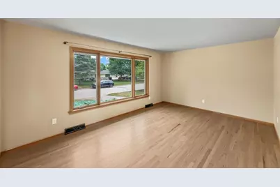 1020  Lilac Ln, Pewaukee, WI 53072 - Photo 11