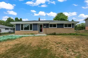 1020 Lilac Ln, Pewaukee, WI 53072 - Photo 1