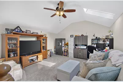 402  Greenvalley Dr, Racine, WI 53406 - Photo 15