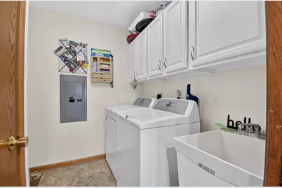 402  Greenvalley Dr, Racine, WI 53406 - Photo 17