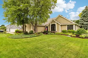 W263N2367 Deer Haven Dr, Pewaukee, WI 53072 - Photo 5