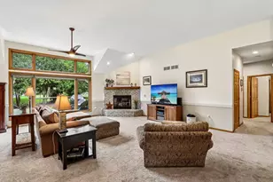 W263N2367 Deer Haven Dr, Pewaukee, WI 53072 - Photo 7