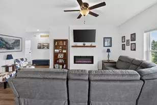 1361 Scenic Pointe Ct, Hartford, WI 53027 - Photo 5