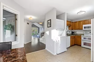 W240N2160 Dorchester Dr, Pewaukee, WI 53072 - Photo 9