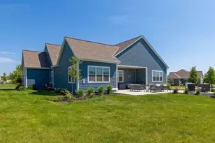 8211 W Highlander Dr, Mequon, WI 53097 - Photo 27