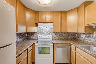 6100 W Stonehedge Dr #365D, Greenfield, WI 53220 - Photo 7