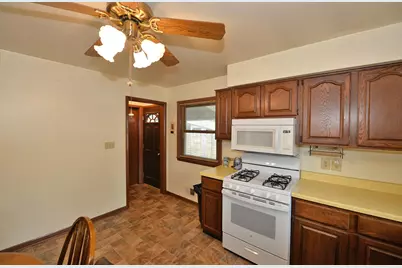 2207  Illinois St, Racine, WI 53405 - Photo 9