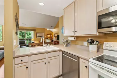 4731 S Hunter Ln, New Berlin, WI 53151 - Photo 5