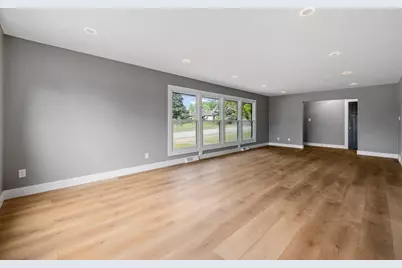 525 W Loos St, Hartford, WI 53027 - Photo 7