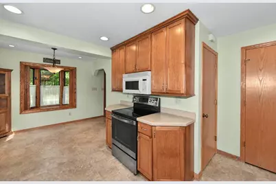 708 S 110th St, West Allis, WI 53214 - Photo 9