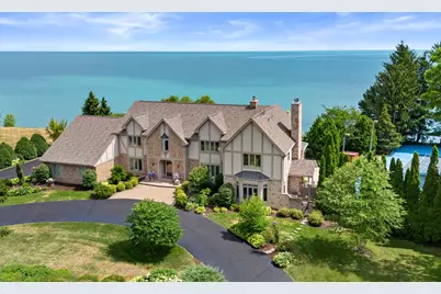 704  Waters Edge Rd, Racine, WI 53402 - Photo 1