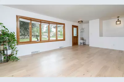 W143N8317  Oxford St, Menomonee Falls, WI 53051 - Photo 5