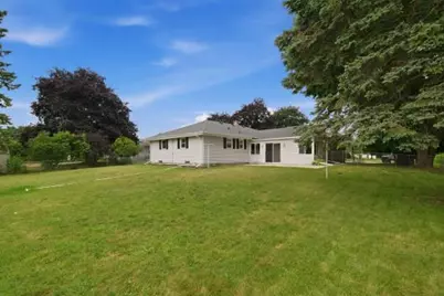 1661  Laurel St, Manitowoc, WI 54220 - Photo 7