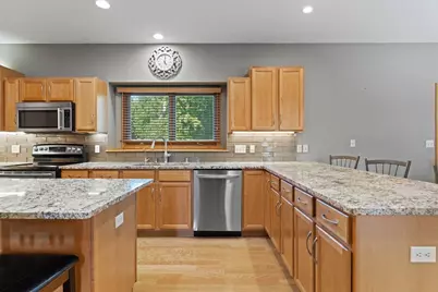 8620 S Hunting Park Dr, Franklin, WI 53132 - Photo 13