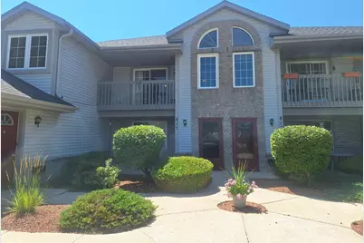 817  Quinlan Dr #E, Pewaukee, WI 53072 - Photo 1