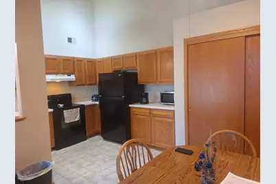 817  Quinlan Dr #E, Pewaukee, WI 53072 - Photo 3