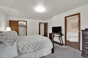 8820 W Travis Ln, Franklin, WI 53132 - Photo 29