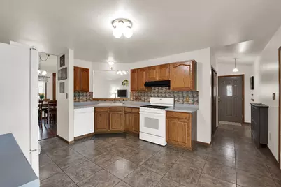 8820 W Travis Ln, Franklin, WI 53132 - Photo 21
