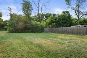 1735 S 92nd St, West Allis, WI 53214 - Photo 3